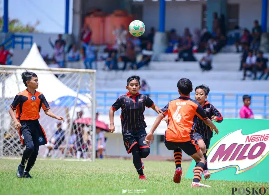 Tim POR UNI class 2014 menempati peringkat kedua Garuda Cup Milo Football Championship 2025 di Lapangan Sepak Bola UPI, Kota Bandung. (Sumber: Poskota/Gatot Poedji Utomo)