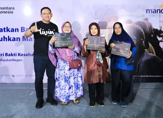 Foto bersama penerima manfaat usai penyerahan paket kesehatan dalam program Mandiri Bakti Kesehatan yang digelar serentak di 12 wilayah Indonesia, Rabu, 15 Oktober 2025).. (Sumber: Istimewa)