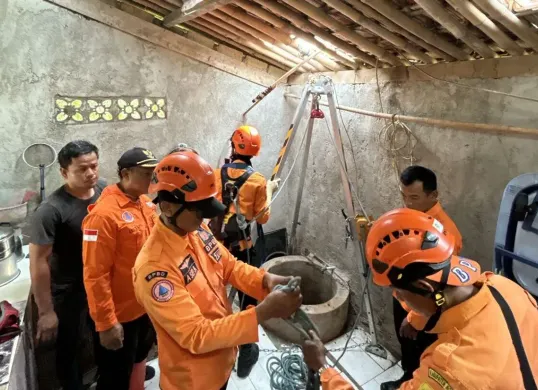 Tim BPBD Kabupaten Bogor mengevakuasi wanita paruh baya yang nyebur ke sumur di rumahnya. (Sumber: BPBD)