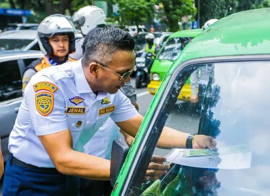 Wakil Wali Kota Bogor, Jenal Mutaqin, memeriksa kondisi angkot saat operasi kelayakan angkutan. (Sumber: Dok. Pemkot Bogor)
