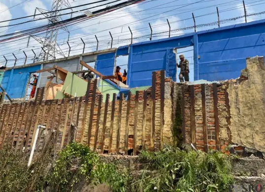 Petugas membongkar di kawasan Gang Royal, Kelurahan Pejagalan, Kecamatan Penjaringan, Jakarta Barat, Kamis, 16 Oktober 2025. (Sumber: Poskota)