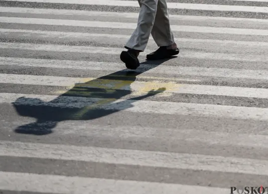 Warga menyeberang jalan saat panas terik matahari di Jalan Jenderal Sudirman, Jakarta Pusat, Kamis, 16 Oktober 2025. (Sumber: Poskota/Bilal Nugraha Ginanjar)