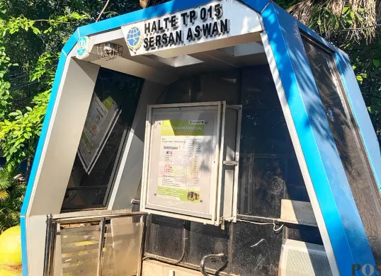 Halte TP 015 di Jalan Sersan Aswan, Bekasi Selatan, tampak tak terawat dengan kursi penumpang dalam kondisi patah dan berdebu. (Sumber: POSKOTA | Foto: Nurpini Aulia Rapika)