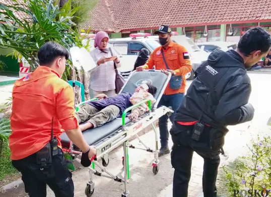 Salah seorang siswa SMPN 1 Cisarua, Kabupaten Bandung Barat, mengalami keracunan seusai menyantap MBG. (Sumber: Poskota/Gatot Poedji Utomo)