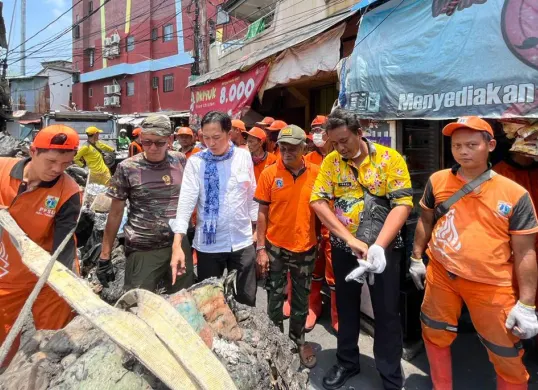 Anggota DPRD Jakarta, Kevin Wu, terjun ke lokasi kebakaran di Kelurahan Tangki, Kecamatan Tamansari, untuk memberikan bantuan pada Kamis, 16 Oktober 2025. (Sumber: Istimewa)