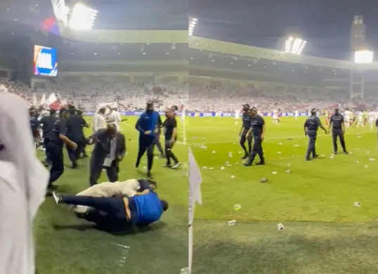 Tangkapan layar peristiwa viral pendukung Qatar vs UEA saling lempar iPhone 17 Pro Max di Kualifikasi Piala Dunia 2026. (Sumber: X/@JamesPiotr)