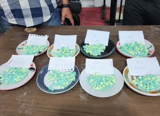 Petugas Rutan Cipinang menggagalkan penyelundupan 785 butir obat terlarang jenis Inex Transformer yang hendak dimasukkan ke dalam penjara. (Sumber: Dok. Kemenimipas Ditjenpas)