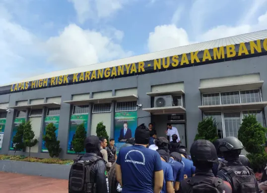 Petugas memindahkan Ammar Zoni dan enam narapidana berisiko tinggi dari Rutan Salemba ke Lapas Super Maximum Security Nusakambangan, Kamis, 16 Oktober 2025. (Sumber: Ditjenpas)