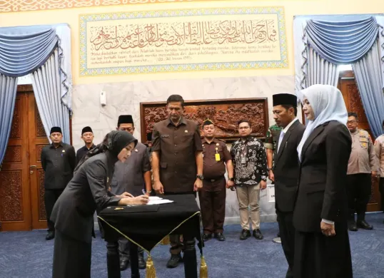 Bupati Serang, Ratu Rachmatuzakiyah menandatangani berita acara serah terima jabatan eselon II, Kamis, 16 Oktober 2025. (Sumber: Dok. Kominfo Pemkab Serang)
