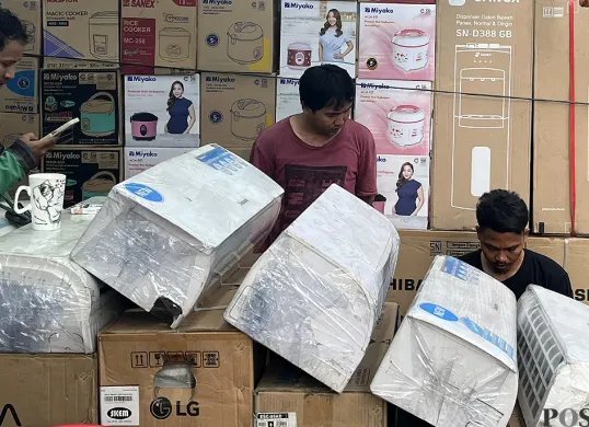 Pedagang AC di kawasan Palmerah, Jakarta Barat, mengalami peningkatan penjualan selama musim panas belakangan ini. (Sumber: POSKOTA | Foto: Pandi Ramedhan)