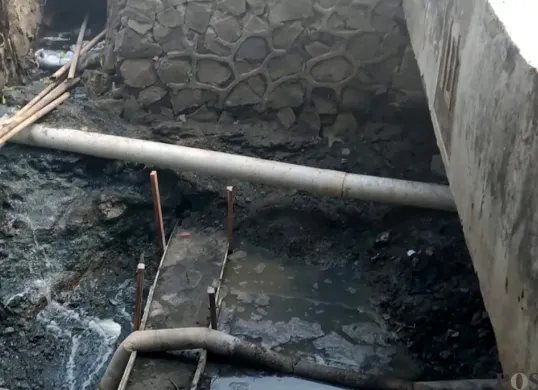 Pipa gas milik PT Sinergi Patriot Bekasi mengalami kebocoran akibat pengerukan drainase alat berat di sekitar Jembatan 10 Rawalumbu, Kecamatan Rawalumbu, Kota Bekasi, Kamis, 16 Oktober 2025. (Sumber: POSKOTA | Foto: Nurpini Aulia Rapika)