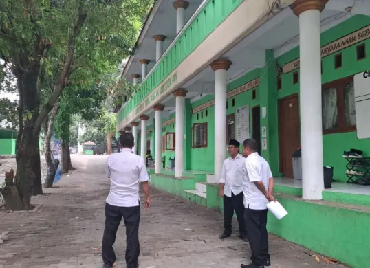 Petugas melakukan peninjauan dam pendataan bangunan salah sebuah pesantren di Kabupaten Bogor. (Sumber: Dok. DPKPP Bogor)