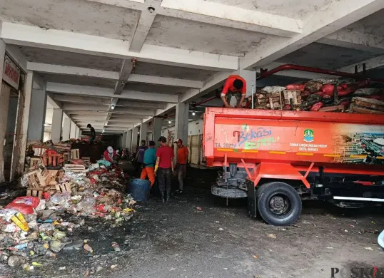 Petugas DLH Kota Bekasi mengangkut tumpukan sampah di area Pasar Jatiasih, Kamis, 16 Oktober 2025. (Sumber: Poskota/Nurpini Aulia Rapika)