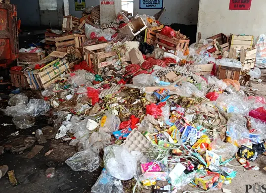 Tumpukan sampah di Pasar Jatiasih, Kota Bekasi, yang belum diangkut, Kamis, 16 Oktober 2025. (Sumber: POSKOTA | Foto: Nurpini Aulia Rapika)