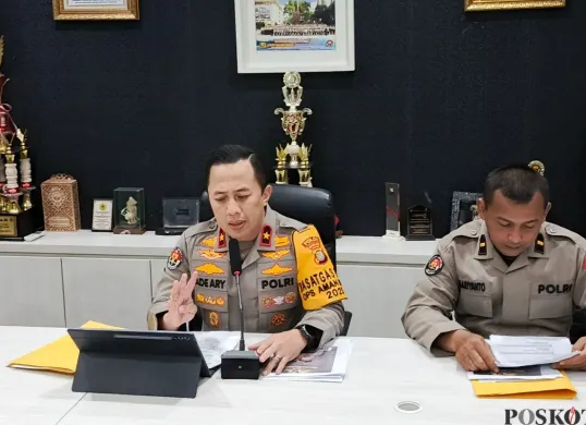 Kabid Humas Polda Metro Jaya, Brigjen Ade Ary Syam memberikan keterangan pers di Gedung Bidhumas Polda Metro Jaya, Kamis, 16 Oktober 2025. (Sumber: Poskota/Ali Mansur)