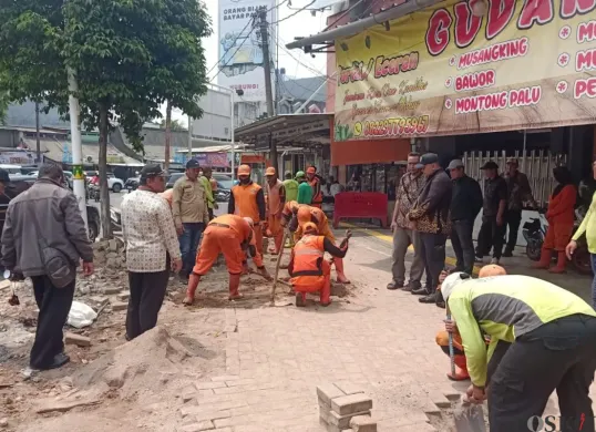 Pemkot Jakarta Barat melakukan penataan trotoar Jalan Srengseng Raya, RW 08 Kelurahan Srengseng, Kembangan, Jakarta Barat, Kamis, 16 Oktober 2025. (Sumber: Poskota/Pandi Ramedhan)