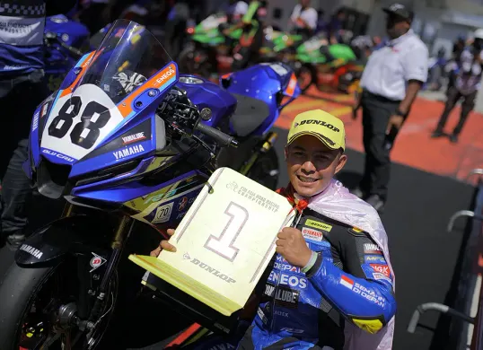 Candra Hermawan saat memenangi race 1 kelas AP250 di seri 5 ARRC 2025. (Sumber: Istimewa)