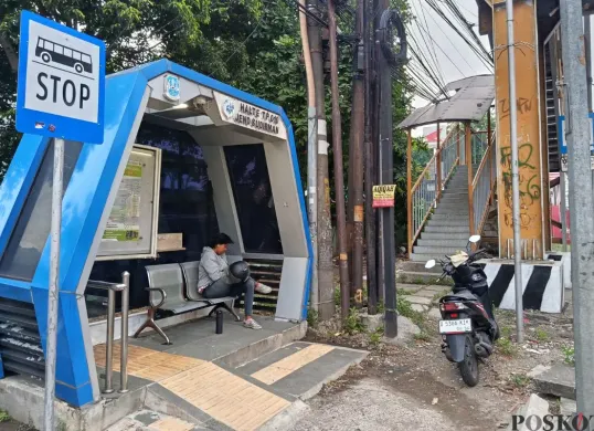 Kondisi Halte Jenderal Sudirman di depan Grand Mall Bekasi, Kelurahan Kranji, Bekasi Barat, Kota Bekasi, tampak lebih bersih dan tertata. (Sumber: Poskota/Nurpini Aulia Rapika)