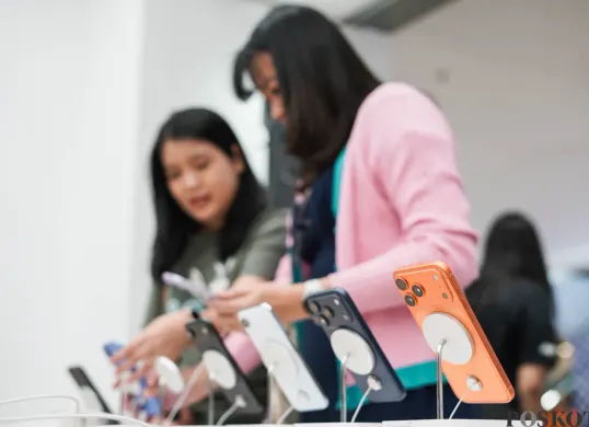 Warga mencoba berbagai seri iPhone 17 yang ditampilkan di salah satu distributor resmi Apple di Mal Grand Indonesia, Jakarta, Jum'at, 17 Oktober 2025. (Sumber: Poskota/Bilal Nugraha Ginanjar)
