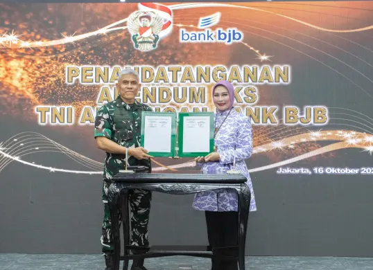 bank bjb dan Pemkab Kuningan menandatangani Akad Kredit Pinjaman Daerah Jangka Menengah. (Sumber: Dok. bank bjb)