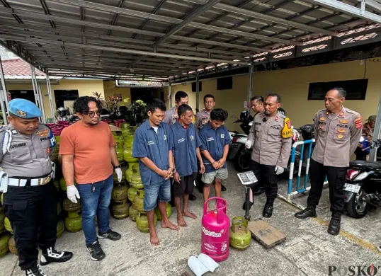 Polisi menangkap tiga pelaku pengoplos LPG 12 kilogram di kawasan Cileungsi, Kabupaten Bogor. (Sumber: Poskota/Giffar Rivana)