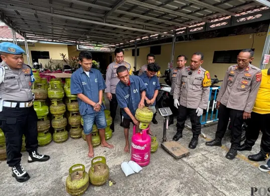 Pelaku mempraktikkan mengoplos gas dari tabung 3 kilogram ke 12 kilogram. (Sumber: Poskota/Giffar Rivana)