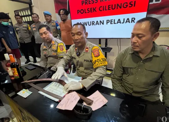 Polsek Cileungsi melakukan keterangan pers terkait tawuran pelajar yang melukai seorang pelajar lainnya di kawasan Cileungsi, Kabupaten Bogor. (Sumber: Poskota/Giffar Rivana)