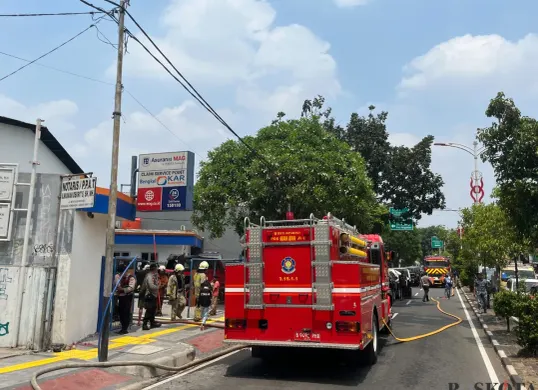 Sebuah bengkel mobil mewah yang berlokasi di Jalan Majelis Meruya Ilir, Meruya Utara, Kembangan, Jakarta Barat, terbakar pada Jumat, 17 Oktober 2025 pagi. (Sumber: Poskota/Pandi Ramedhan)