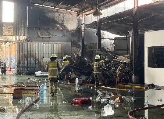 Sebuah bengkel mobil mewah yang berlokasi di Jalan Majelis Meruya Ilir, Meruya Utara, Kembangan, Jakarta Barat, terbakar pada Jumat, 17 Oktober 2025 pagi. (Sumber: Poskota/Pandi Ramedhan)