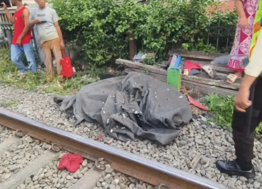 Pengemudi ojol tewas tertabrak kereta di perlintasan kawasan Kedoya Utara, Kebon Jeruk, Jakarta Barat, Jumat, 17 Oktober 2025. (Sumber: Dok. Istimewa)