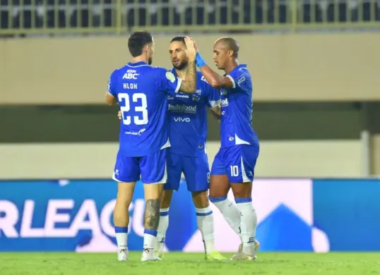 Potret pemain Persib Bandung saat bertanding melawan PSBS Biak pada Jumat, 17 Oktober 2025. (Sumber: Persib)