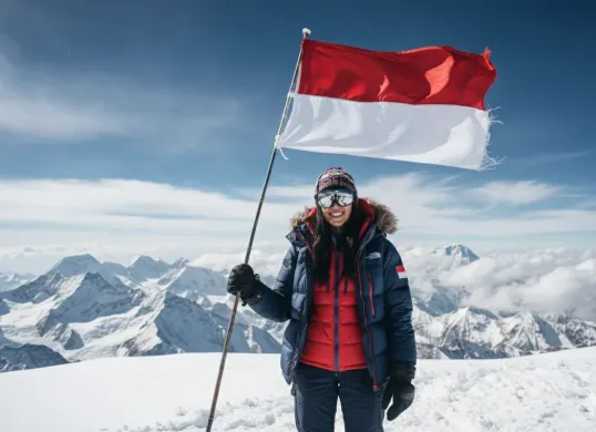 Hasil edit prompt Gemini AI foto sendiri di puncak gunung everest dengan bendera Indonesia. (Sumber: Freepik)