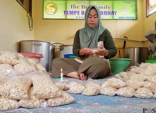 Pengrajin tempa warga asal Kelurahan Sukaratu, Kecamatan Majasari, Kabupaten Pandeglang saat melakukan produksi tempe. (Sumber: Poskota/Samsul Fatoni)