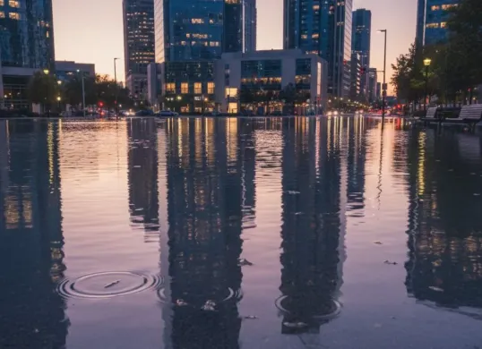 Tren digital terbaru cara buat gambar efek banjir dengan Gemini AI (Sumber: Gemini AI)