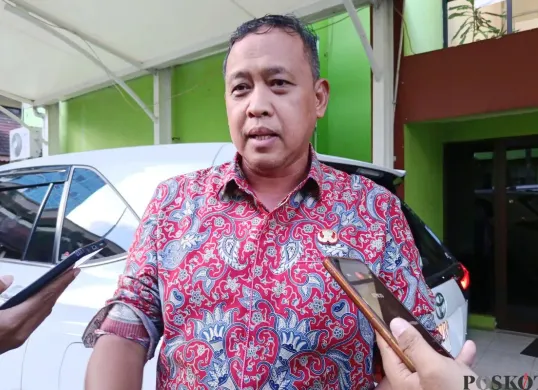 Wali Kota Bekasi, Tri Adhianto menyampaikan sedang mengurus proses perizinan di tingkat pemerintah pusat terkait proyek pembangunan Skytrain di wilayahnya, Jumat, 17 Oktober 2025. (Sumber: Poskota/Nurpini Aulia Rapika)