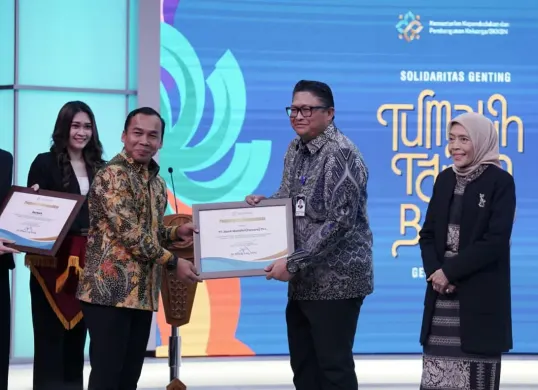 Penyerahan apresiasi dari BKKBN kepada Bank Mandiri atas kontribusinya dalam program percepatan penanggulangan stunting dan peningkatan kualitas gizi masyarakat. (Sumber: Istimewa)