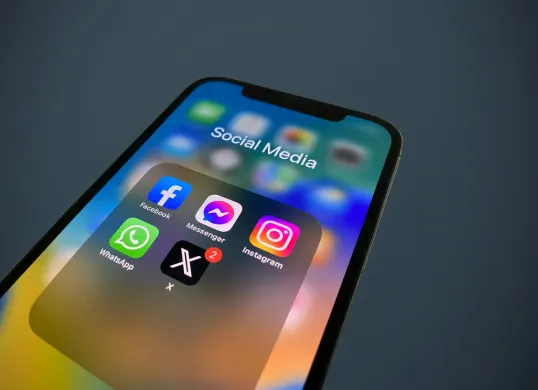 Cara Melihat Akun WhatsApp Login di Mana Saja (Sumber: Unsplash/Julian)