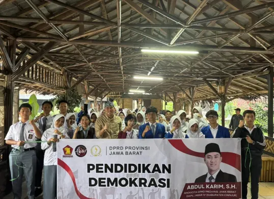 DEMOKRASI : Anggota Komisi IV DPRD Provinsi Jawa Barat, Abdul Karim, bersama pelajar dan mahasiswa yang menjadi peserta Pendidikan Demokrasi Desa Nagrak, Kecamatan Cianjur, Kabupaten Cianjur. (Sumber: Istimewa)