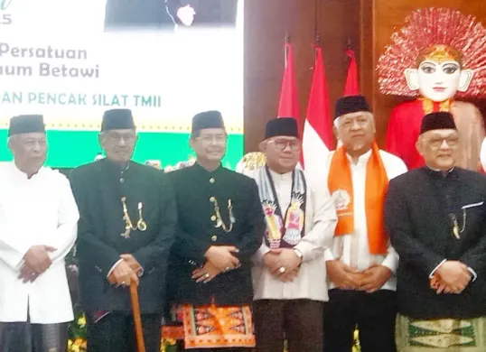 Sejumlah tokoh Betawi berfoto bersama usai pembukaan Kongres Istimewa Kaum Betawi 2025 di Padepokan Pencak Silat TMII, Jakarta Timur, Sabtu, 18 Oktober 2025. (Sumber: Istimewa)