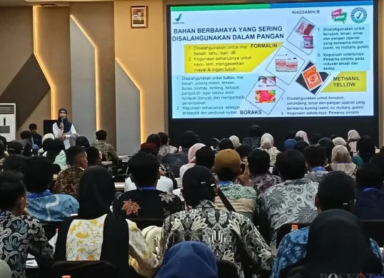 Ketua Tim Inspeksi Pangan BPOM Kota Cilegon Mardiana Gustanti saat menyampaikan paparan dalam bimbingan POSS. (Sumber: Poskota/Rahmat Haryono)