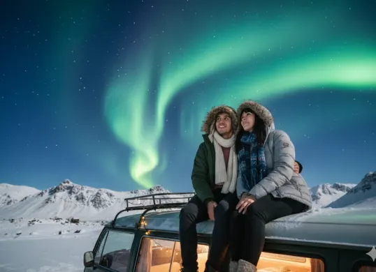Hasil edit prompt Gemini Ai edit foto cowok dan cewek menatap aurora di langit dunia. (Sumber: Freepik)