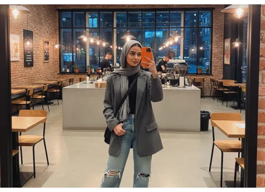 Hasil edit prompt Gemini AI foto wanita hijab mirror selfie menggunakan iPhone 17 Pro Max . (Sumber: Freepik)