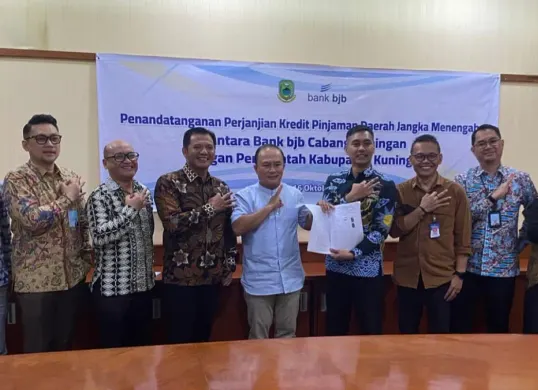 Bupati Kuningan Dr. H. Dian Rachmat Yanuar bersama jajaran manajemen bank bjb menandatangani Akad Kredit Pinjaman Daerah Jangka Menengah guna mendukung percepatan pembangunan di Kabupaten Kuningan. (Sumber: CORPORATE SECRETARY bank bjb)