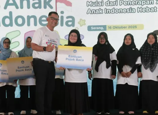 Penyerahan Bantuan Pojok Baca kepada perwakilan guru PAUD dalam kegiatan Kampanye Anak Indonesia Hebat di Gedung Negara Provinsi Banten, Kota Serang, Rabu, 16 Oktober 2025. (Sumber: CORPORATE SECRETARY bank bjb)