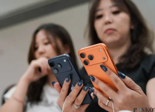 Antusiasme tinggi di Apple Store Shanghai saat peluncuran iPhone 17 Series, menandai kebangkitan minat konsumen terhadap inovasi Apple tahun ini. (Sumber: Poskota/Bilal Nugraha)