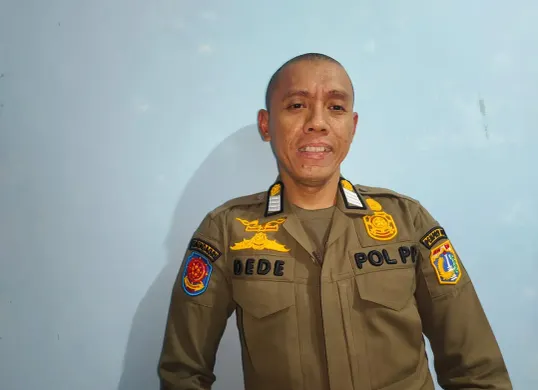 Petugas Satpol PP Jakarta Barat, Dede Wahyudi, yang viral karena fasih berbahasa Inggris. (Sumber: Istimewa)