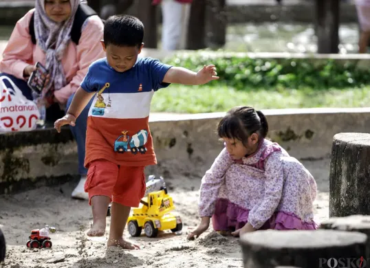ILUSTRASI: Sejumlah anak bermain di Tebet Eco Park, Jakarta, Minggu, 19 Oktober 2025. Dinkes Jakarta mencatat prevalensi stunting di ibu kota mencapai 17,2 persen. (Sumber: POSKOTA | Foto: Bilal Nugraha Ginanjar)