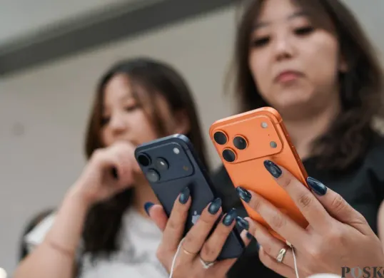 Harga iPhone 17 Pro Max di berbagai distributor resmi. (Sumber: Poskota/Bilal Nugraha Ginanjar)