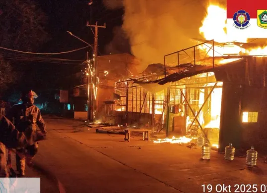 Petugas pemadam memadamkan kebakaran di Desa Iwul, Kecamatan Parung, Kabupaten Bogor. (Sumber: Dok. Damkar Bogor)