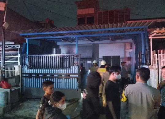 Petugas damkar melakukan pendinginan di lokasi kebakaran rumah tinggal, Jalan Taman Surya Indah, Pegadungan, Kalideres, Jakarta Barat, pada Sabtu malam, 18 Oktober 2025. (Sumber: Istimewa)